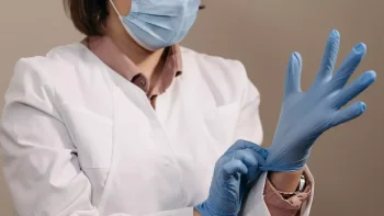Врач. Иллюстративное фото: pixabay.com Читайте больше: https://www.nur.kz/health/healthcare/2070597-psevdovrachi-i-lzhe-kosmetologi-kak-budut-kontrolirovat-rynok-byuti-uslug-v-kazahstane/