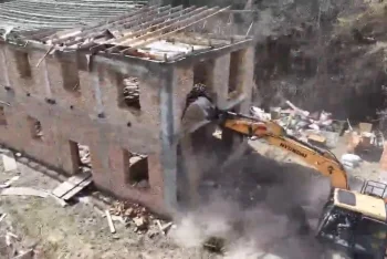 Казахстанец устроил истерику и угрожал самоподжогом депутату